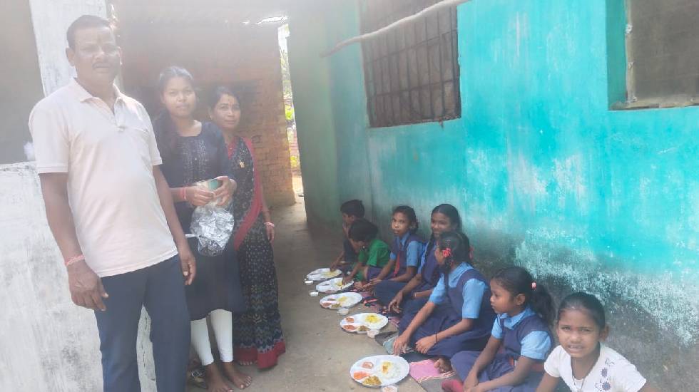 बसना : जलकोट विद्यालय में नेवता भोज का आयोजन - CG Sandesh