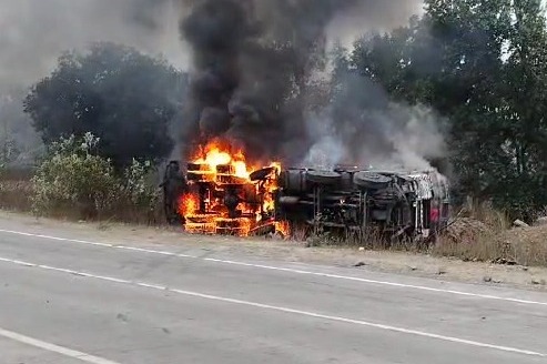 CG : ट्रक और कार में हुई जोरदार भिड़ंत के बाद लगी भीषण आग, का... - CG Sandesh