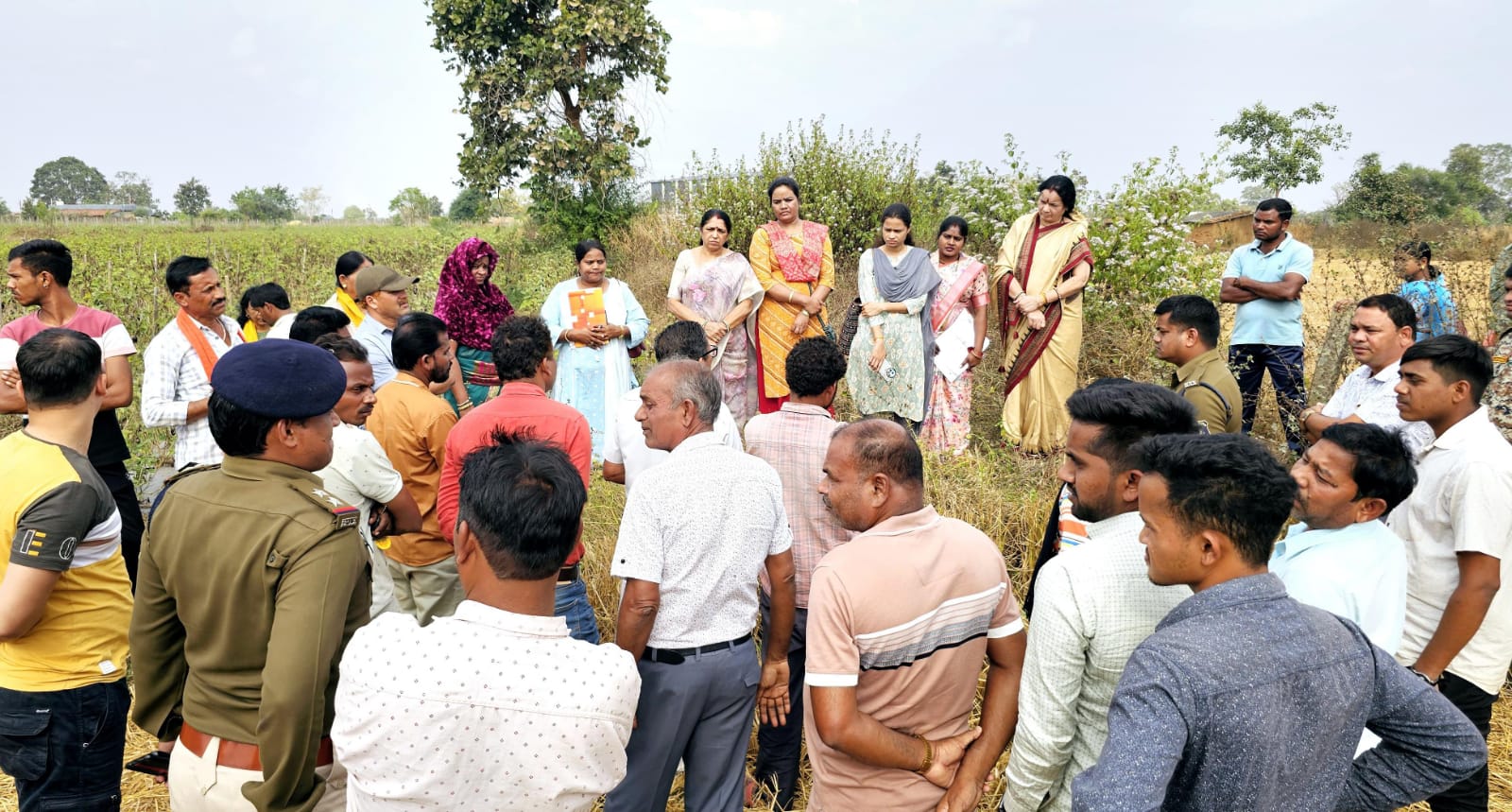 महासमुंद : सरपंच का महिला के पुश्तैनी जमीन पर कब्जा ! महिला ... - CG Sandesh