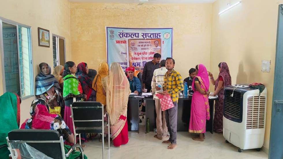 पिथौरा : ग्राम पंचायत जंघोरा में पंजीयन/नवीनीकरण शिविर में ब... - CG Sandesh