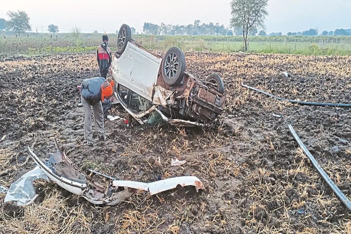 CG Accident News : सगाई से लौटते वक्त पलटी कार, एक युवक की ह... - CG Sandesh