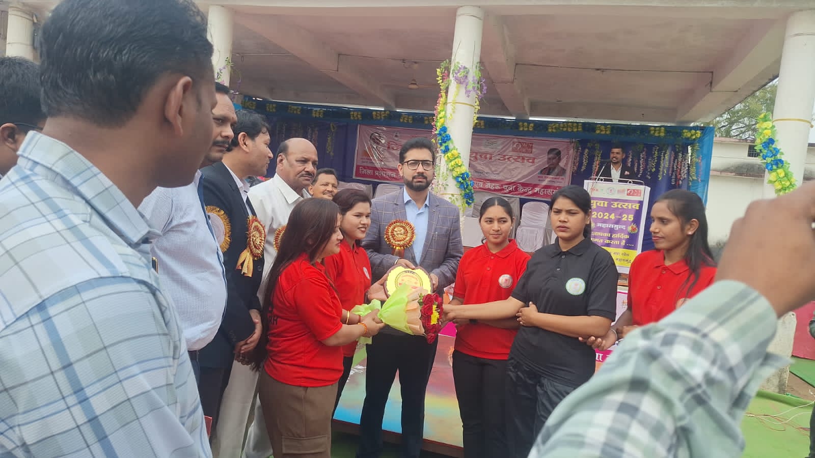 महासमुंद : कलेक्टर लंगेह ने किया जिला स्तरीय युवा उत्सव सिरप... - CG Sandesh