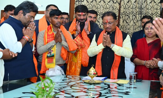 राम जन्मभूमि अयोध्याधाम से पावन ज्योति पहुंची छत्तीसगढ़, वैदिक मंत्रोच्चार के साथ मुख्यमंत्री को सौंपा गया पवित्र ज्योति कलश