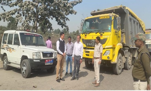 सड़कों पर गिराते जा रहे राखड़... नियम विरुद्ध परिवहन पर की जा ... - CG Sandesh