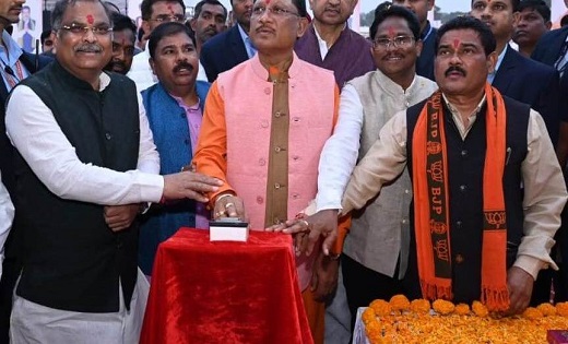 मुख्यमंत्री साय ने बस्तर जिले को दी 100 करोड़ रूपए से अधिक के विकास कार्यों की सौगात, महिला समूहों को 30 करोड़ ऋण वितरण किया