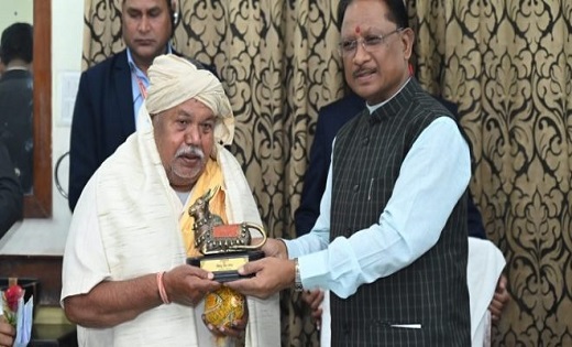 छत्तीसगढ़ का ऐसा वैद्य, जिससे इलाज कराने अमेरिका से भी आते हैं लोग...चुटकियों में करते हैं नाड़ी पद्धति से इलाज