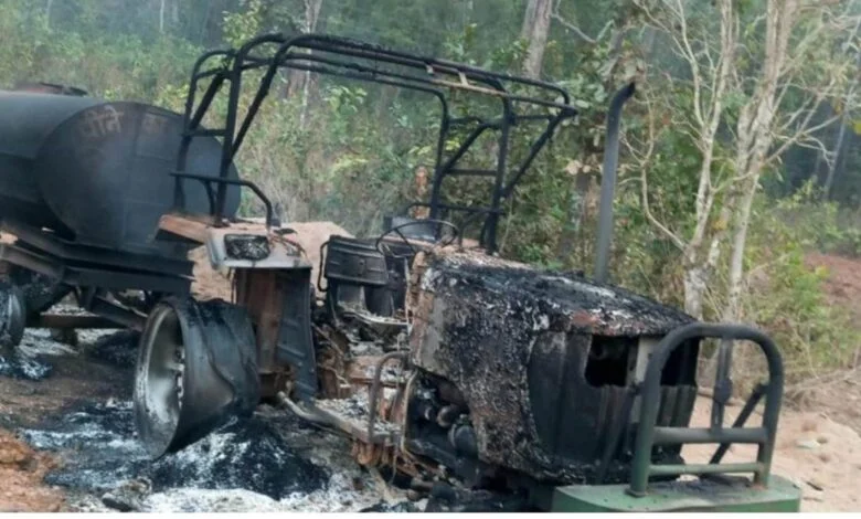 नक्‍सलियों ने फिर मचाया उत्‍पात..पुल निर्माण में लगे वाहनों में लगाई आग