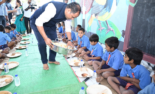 न्योता भोज का शुभारंभ रायपुर से, कलेक्टर ने अपने हाथों से बच... - CG Sandesh