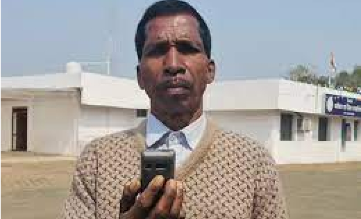 महतारी वंदन योजना के लिए पुरुष ने भरा फॉर्म... - CG Sandesh