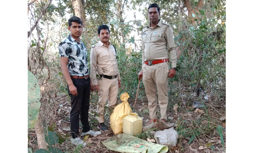 बसना : जंगल से 50 लीटर महुआ शराब तथा भारी मात्रा में महुआ ला... - CG Sandesh