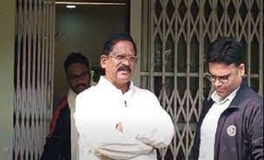 पांच दिन बाद पूर्व मंत्री के घर से निकली IT टीम, सील किया गया फरार कारोबारी का घर