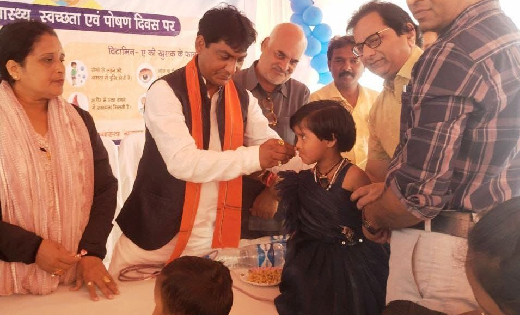 महासमुंद : विधायक सिन्हा ने बच्चे को विटामिन ए की दवा पिला क... - CG Sandesh