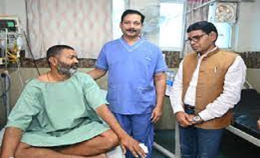 नक्सल मुठभेड़ में घायल जवानों से मिले राजस्व मंत्री टंकराम वर्मा