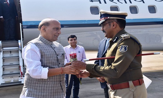 जगदलपुर पहुंचे रक्षामंत्री राजनाथ सिंह, एयरपोर्ट में वरिष्ठ अधिकारियों ने किया स्वागत
