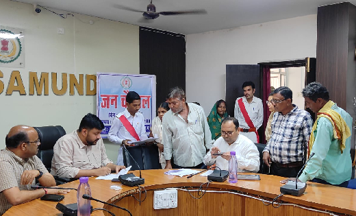 महासमुंद : कलेक्टर ने जन चौपाल में सुनी लोगों की समस्याएं, द... - CG Sandesh