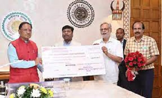 वन मंत्री कश्यप ने सीएम को वन विकास निगम की लाभांश राशि का चेक सौंपा