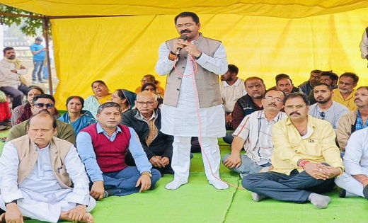  धरने पर बैठे भाटापारा से विधायक इंद्र साव...उठा रहे ये मांग