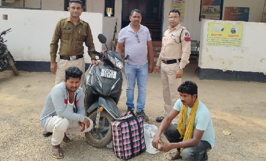 सरायपाली : स्कूटी में अवैध शराब ले जाते 2 गिरफ्तार - CG Sandesh