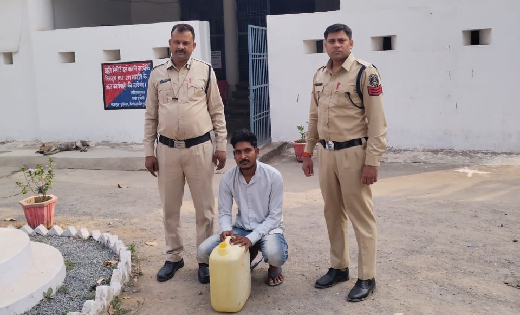 पिथौरा : 20 लीटर अवैध महुआ शराब के साथ आरोपी गिरफ्तार - CG Sandesh