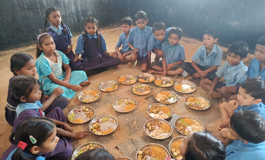 सरायपाली : शासकीय प्राथमिक शाला तरपोंगी के बच्चो को दिया गया... - CG Sandesh