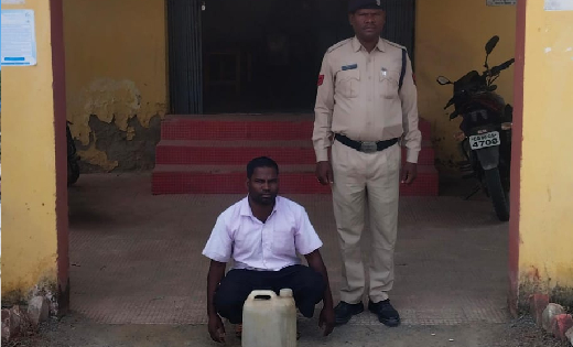 बसना : 10 लीटर देशी महुआ शराब के साथ आरोपी गिरफ्तार - CG Sandesh