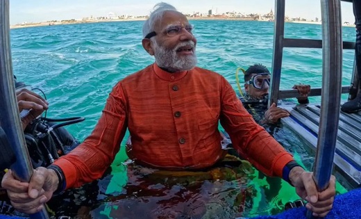 पीएम मोदी ने द्वारका में लगाई आस्था की डुबकी, भगवान श्री कृष... - CG Sandesh
