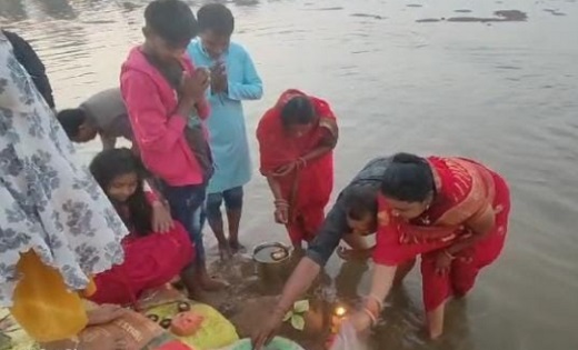 राजिम कुंभ कल्प का आगाज, त्रिवेणी संगम में आस्था की डुबकी लगाने भक्तों का लगा तांता