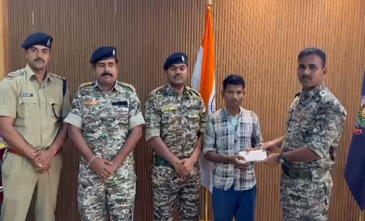 20 जवानों की हत्या में शामिल 8 लाख के ईनामी नक्सली ने किया स... - CG Sandesh