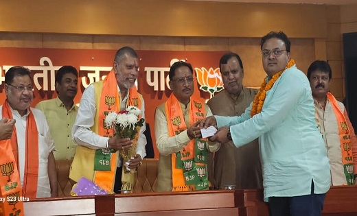 लोकसभा चुनाव से पहले कांग्रेस को बड़ा झटका, पूर्व विधायकों सहित सैकड़ों कार्यकर्ता बीजेपी में हुए शामिल