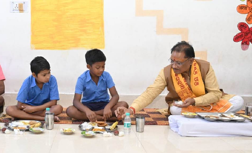 CG : अन्नदान महादान : स्कूली बच्चों को ‘न्योता भोजन’ में मिल... - CG Sandesh