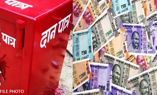 पिथौरा : मंदिर की जाली गेट को सब्बल से फैलाकर दान पेटी से पै... - CG Sandesh