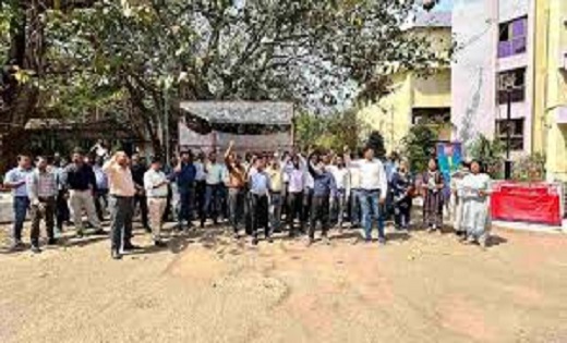 सड़क पर उतरे छत्तीसगढ़ आयकर विभाग के कर्मचारी...नियमितीकरण सहित इन मांगों को लेकर किया प्रदर्शन