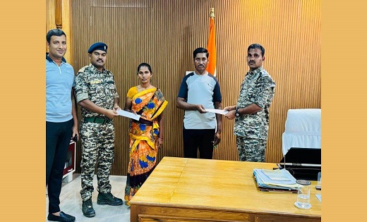 पांच लाख के इनामी नक्सली ने किया आत्मसमर्पण...कई प्रमुख हमलो... - CG Sandesh