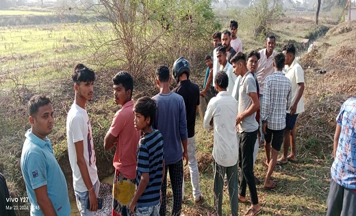 इलाके में फैली सनसनी : सड़क किनारे नाले में मिली युवक की लाश - CG Sandesh