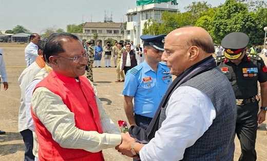 छत्तीसगढ़ पहुंचे केंद्रीय रक्षा मंत्री राजनाथ सिंह का मुख्यमंत्री विष्णुदेव साय ने किया स्वागत