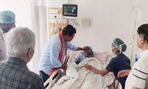 आईईडी ब्लास्ट में घायल युवक से मिलने हॉस्पिटल पहुंचे डिप्टी सीएम विजय शर्मा