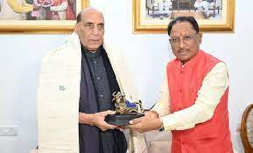 केन्द्रीय रक्षा मंत्री राजनाथ सिंह राजधानी स्थित सीएम निवास पहुँचे..मुख्यमंत्री विष्णु देव साय ने सपरिवार किया स्वागत..