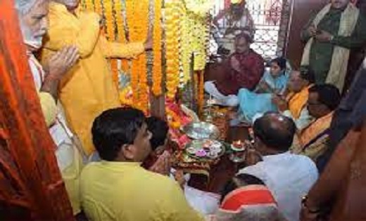 CM विष्णु देव साय पहुंचे मध्यप्रदेश के सिंगरौली, मां ज्वाला देवी के दर्शन कर लिया आशीर्वाद