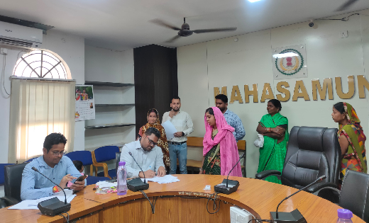 महासमुंद : जन चौपाल में पीएम आवास सहित 40 आवेदन प्राप्त हुए - CG Sandesh