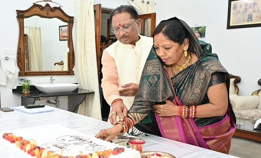 पत्नी कौशल्या के जन्मदिन पर CM विष्णुदेव साय ने बधाई देते हुए कहा- पुरुष की सफलता के पीछे स्त्री का हाथ होता है, मेरे विषय में तो शत-प्रतिशत सच है