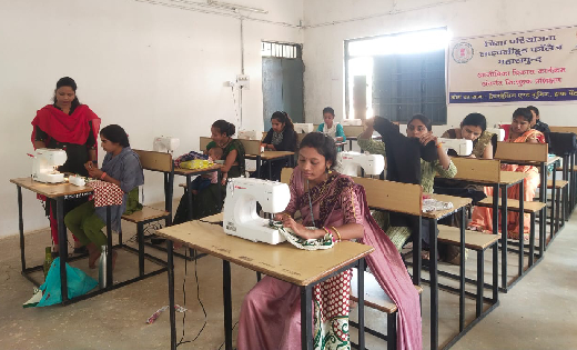 महासमुंद : महिलाओं को आत्मनिर्भर बनाने सिलाई का दिया जा रहा ... - CG Sandesh