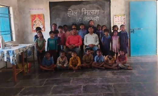 बसना : शासकीय प्राथमिक शाला छोटेटेमरी के बच्चों ने खेली होली - CG Sandesh