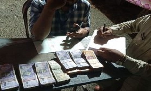 धमतरी में एसएसटी टीम ने कार से जब्त किए साढ़े चार लाख रूपये - CG Sandesh