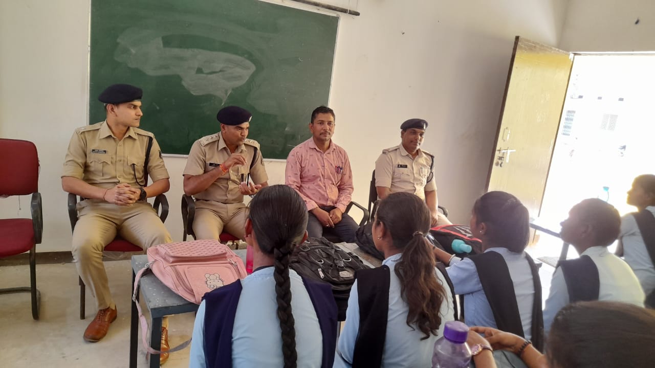 जोबी कॉलेज में छात्राओं को दी आईपीएस आकाश ने साइबर सुरक्षा क... - CG Sandesh