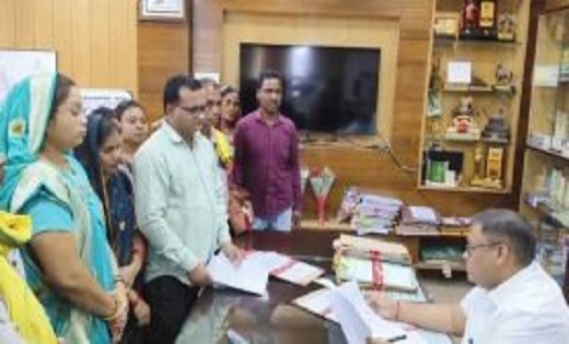 प्रभारी जनपद सीईओ के खिलाफ जनप्रतिनिधियों ने खोला मोर्चा, कलेक्टर को ज्ञापन सौप हटाने की मांग