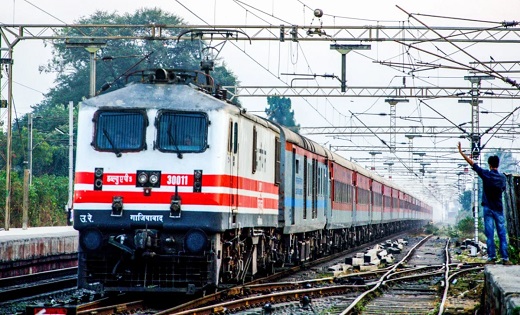ट्रेन के एसी कोच से 11 लाख नकदी और सामानों की चोरी