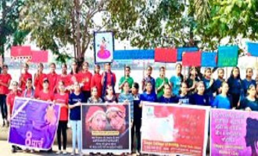महिला सशक्तिकरण पर सांस्कृतिक प्रदर्शन ,बनाई गई मानव-श्रृंखला