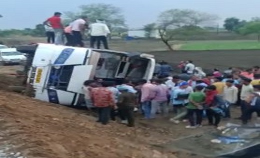 CG : शिवनाथ नदी के पास अनियंत्रित होकर पलटी बस, 30 लोग घायल,... - CG Sandesh