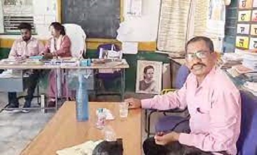 स्कूल में प्रधान पाठिका के सामने शिक्षक ने पी शराब, कहा- जाओ... - CG Sandesh