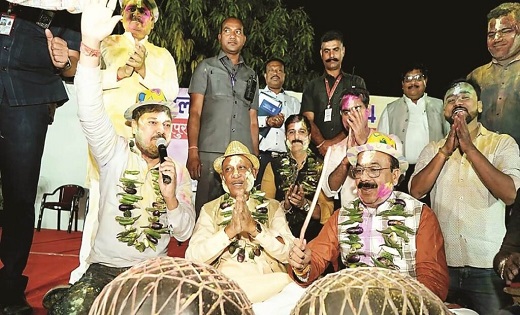 होली मिलन कार्यक्रम में शामिल हुए मुख्यमंत्री साय, बजाया नगाड़ा गाए फाग गीत